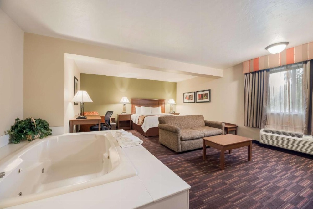 King Suite with Whirlpool - Non-Smoking